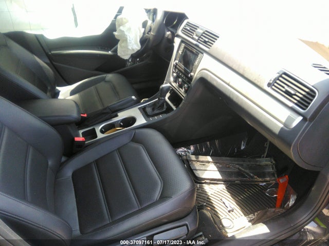 1VWLA7A3XKC010996 Volkswagen Passat 2.0t Wolfsburg Edition