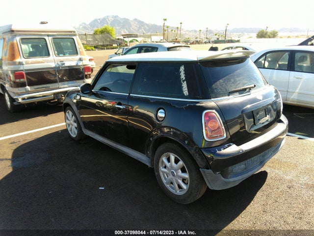 2007 MINI COOPER S WMWMF73527TL91335 Photo 2