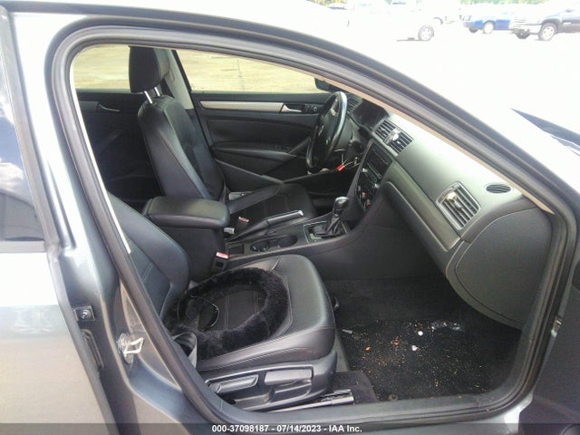1VWAT7A36FC017032 Volkswagen Passat 1.8t Wolfsburg Ed