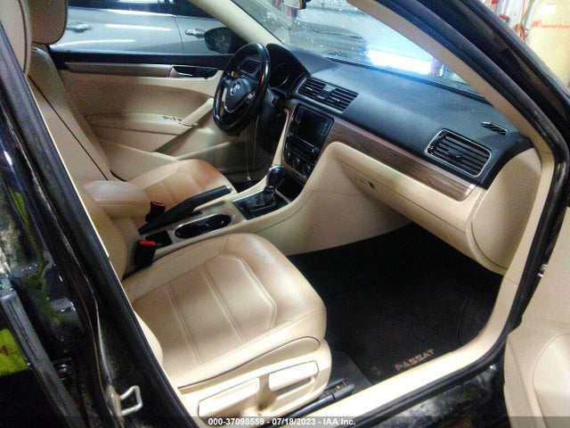 1VWBA7A39JC045653 Volkswagen Passat 2.0t Se
