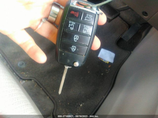 KNDMB5C10G6197644 KIA SEDONA LX
