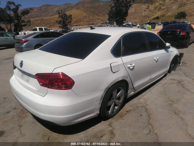 1VWAT7A36EC054726 Volkswagen Passat Wolfsburg Ed