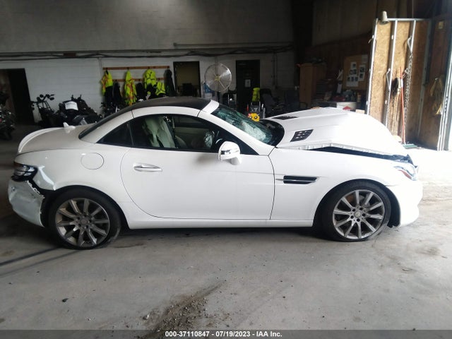 2017 Mercedes-Benz SLK-Class, VIN: WDDPK3JA2HF135013