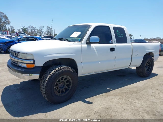 2000 CHEVROLET SILVERADO 1500 LS VIN: 2GCEC19T5Y1162092