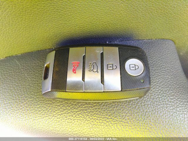 KNDCB3LC5H5071949 KIA NIRO LX