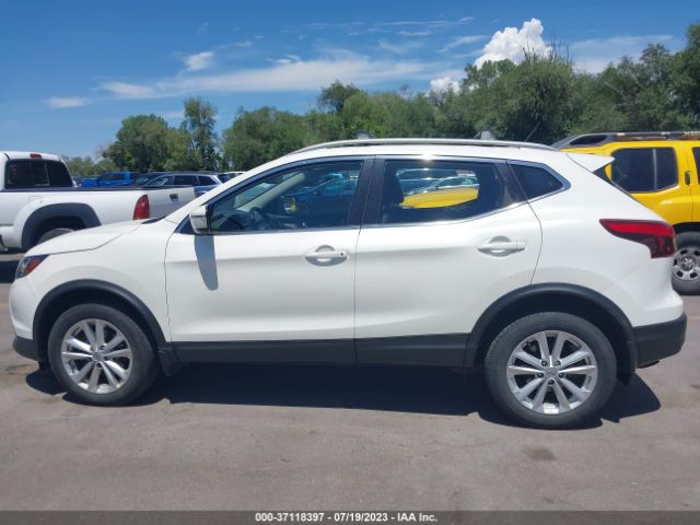 JN1BJ1CR1HW115675 Nissan Rogue Sport Sv