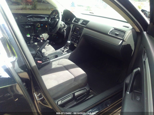 1VWAT7A35HC015663 Volkswagen Passat 1.8t S