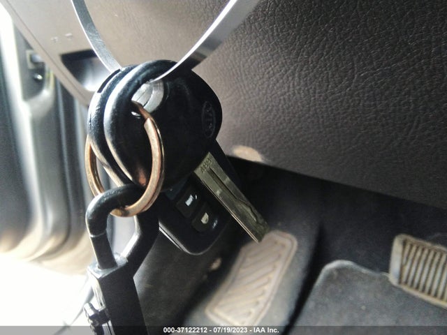 2011 KIA SORENTO LX VIN: 5XYKTDA25BG136726
