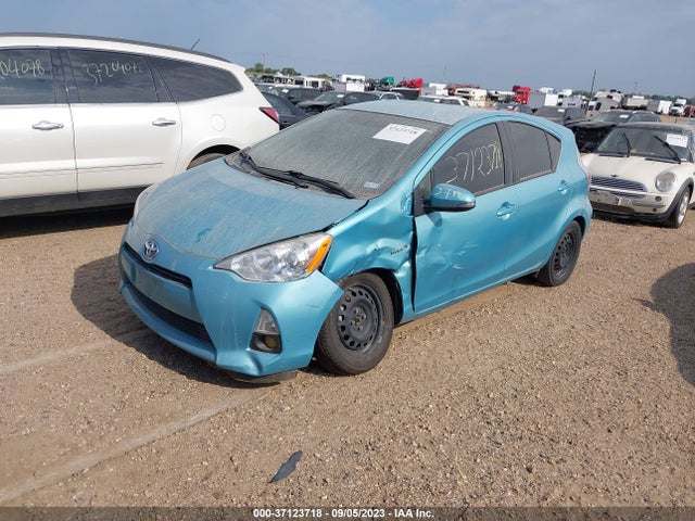 Toyota Prius C One/three/two/four 2014 JTDKDTB36E1083151 Image 2