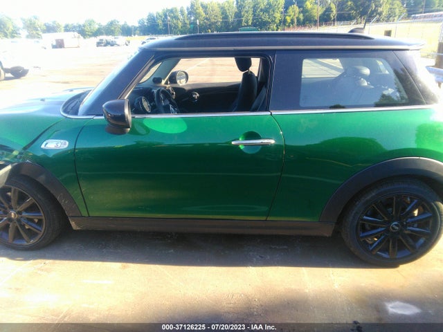 2021 MINI HARDTOP 2 DOOR COOPER S VIN: WMWXR5C09M2M94752