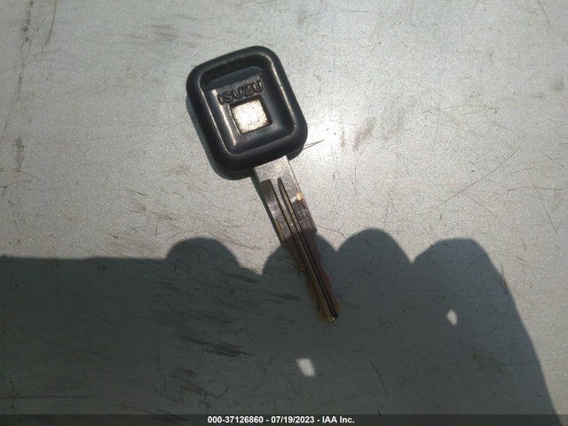 1990 ISUZU CONVENTIONAL SHORT WHEELBASE VIN: 4S1CL11L4L4205989