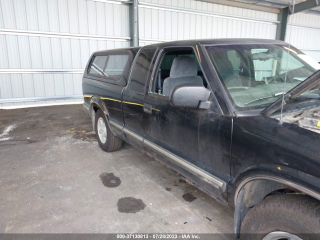 1998 CHEVROLET S-10 LS VIN: 1GCDT19X2W8250896