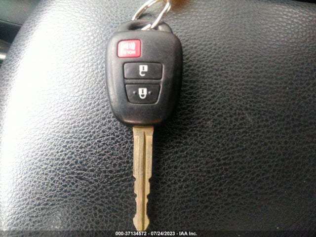 Toyota RAV4 LE 2016 JTMZFREV8GJ075189 Image 3