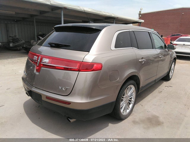2018 Lincoln MKT, VIN: 2LMHJ5AT9JBL00352