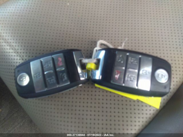 KNDMB5C13H6308883 KIA SEDONA LX