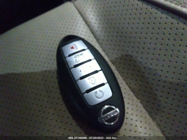 JN8AT2MV2HW022446 Nissan Rogue Sl