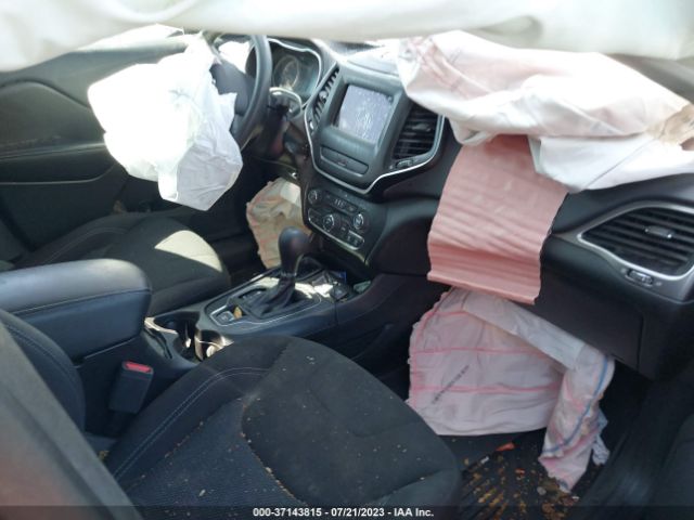 1C4PJLCB2KD285953 Jeep Cherokee Latitude
