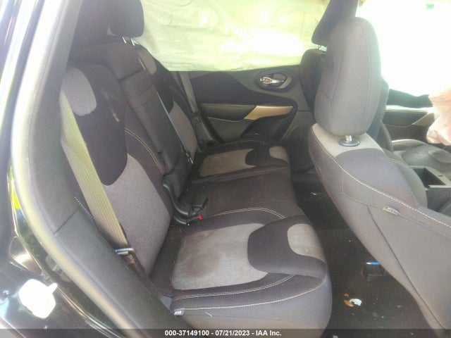 1C4PJLCB6JD568564 Jeep Cherokee Latitude