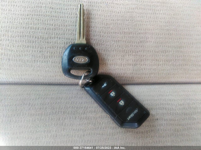2006 KIA SEDONA LX/EX VIN: KNDMB233466047289