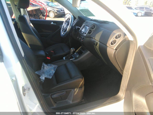 WVGAV7AX3HK013184 Volkswagen TIGUAN