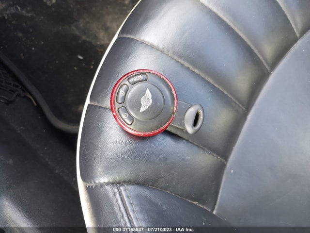 2007 MINI COOPER HARDTOP VIN: WMWMF33567TT53860
