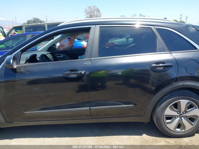 KNDCB3LC0K5301677 KIA NIRO LX
