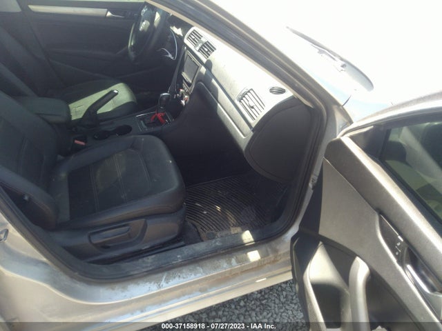 1VWAT7A31EC030317 Volkswagen Passat Wolfsburg Ed