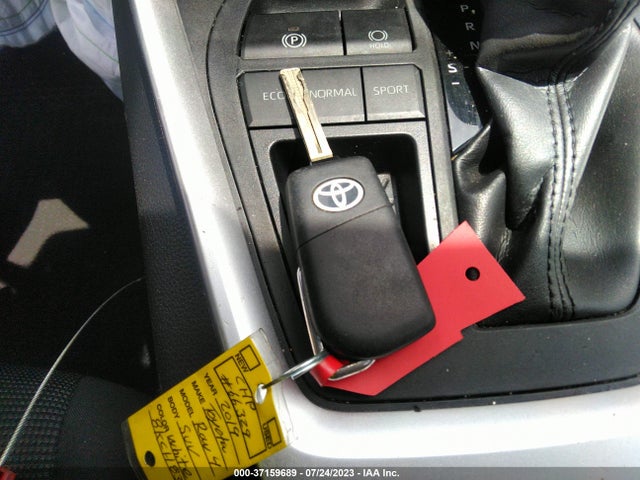 Toyota RAV4 LE 2019 JTMH1RFV1KJ006345 Image 3