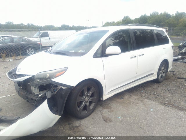 Toyota SIENNA SE 2015 5TDXK3DC8FS604920 Image 2