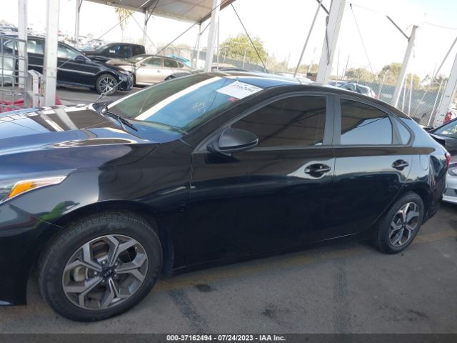 3KPF24AD1ME268243 KIA Forte Lxs