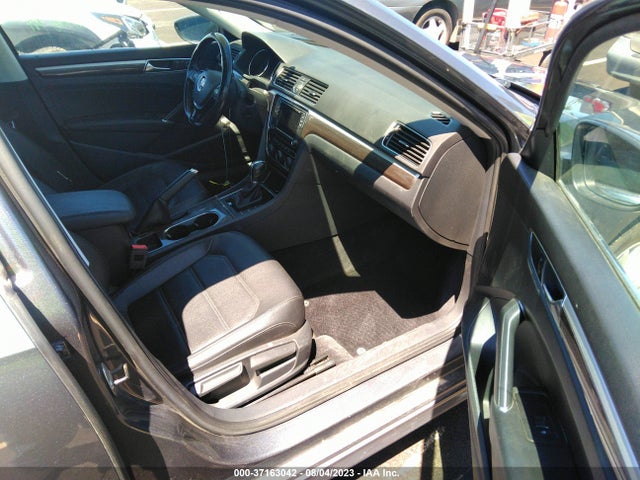 1VWBT7A39HC043244 Volkswagen Passat 1.8t Se