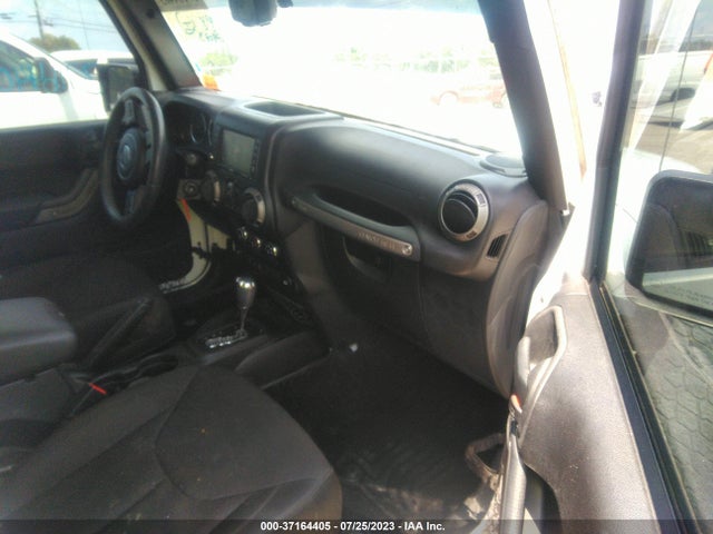 1C4BJWDG1FL711049 Jeep Wrangler Unlimited Sport