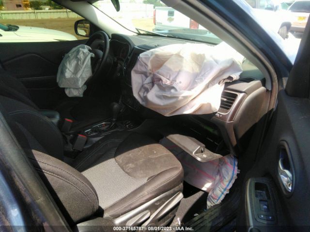 1C4PJLCB8KD381232 Jeep Cherokee Latitude