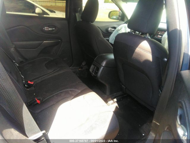 1C4PJLCB8KD381232 Jeep Cherokee Latitude