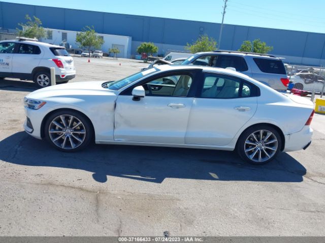 7JR102FK8KG007699 Volvo S60 Momentum