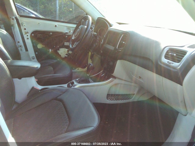 2019 JEEP COMPASS LATITUDE W/SUN/WHEEL PKG VIN: 3C4NJCBB9KT706361