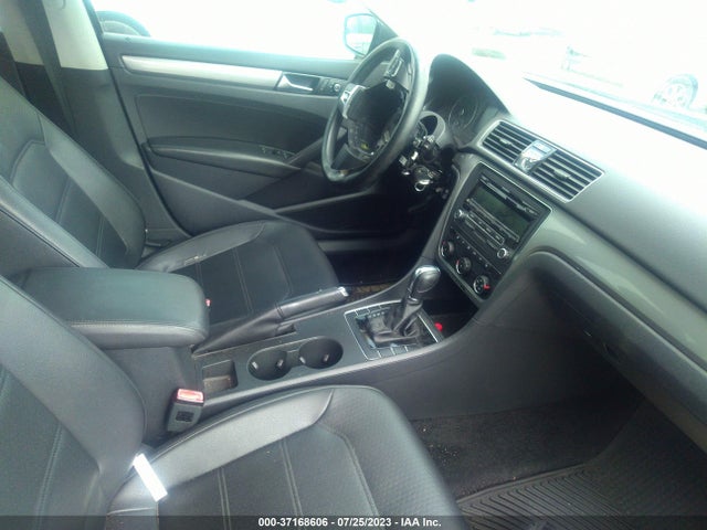 1VWAT7A31FC044428 Volkswagen Passat 1.8t Wolfsburg Ed