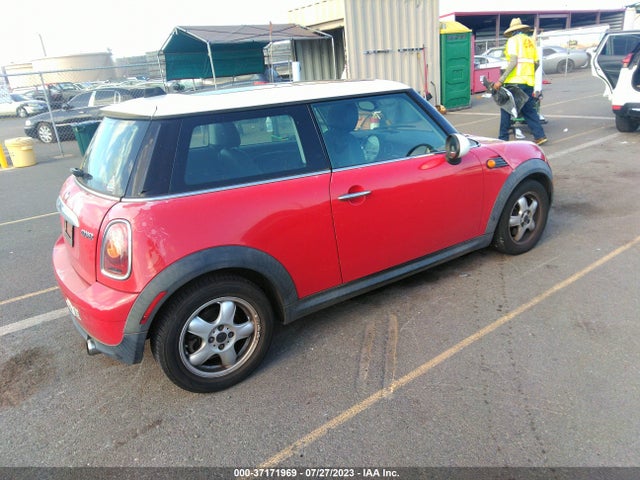2007 MINI COOPER HARDTOP VIN: WMWMF33537TT57218