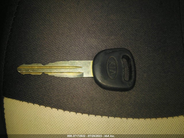 2005 KIA RIO CINCO VIN: KNADC165056239485