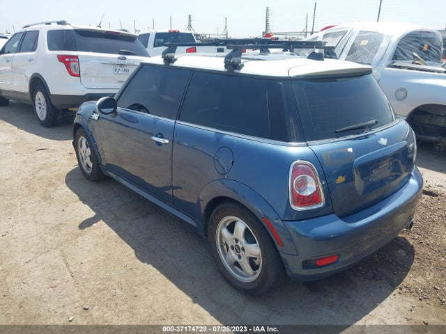 2011 MINI COOPER WMWSU3C59BTX97238 Photo 2