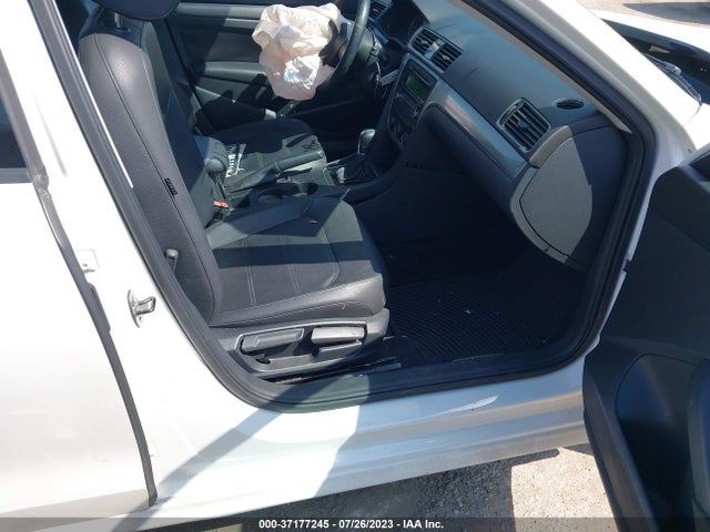 1VWAT7A34EC072688 Volkswagen Passat Wolfsburg Ed