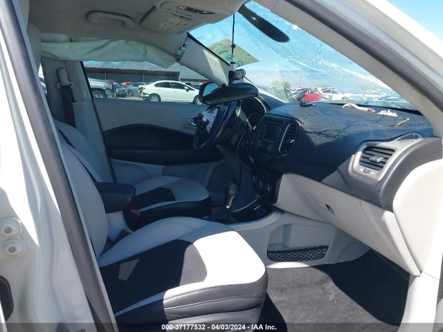 3C4NJCBB8JT212801 Jeep Compass Latitude