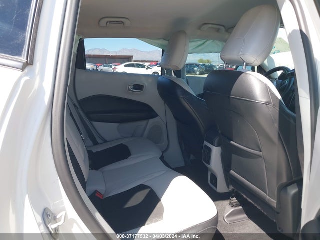 3C4NJCBB8JT212801 Jeep Compass Latitude