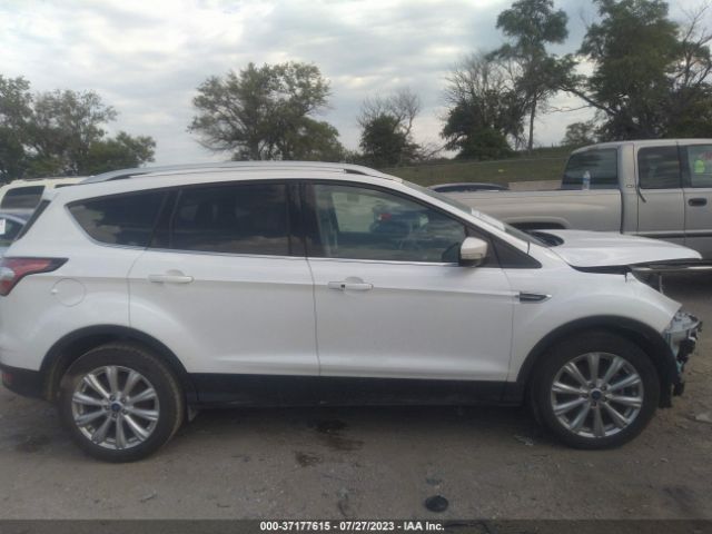 1FMCU0J91HUD28364 Ford Escape Titanium