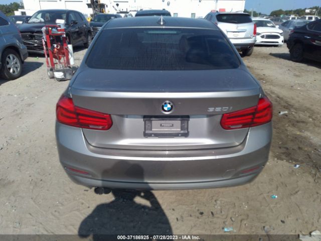 WBA8A9C30HK622623 BMW 3 Series 320i