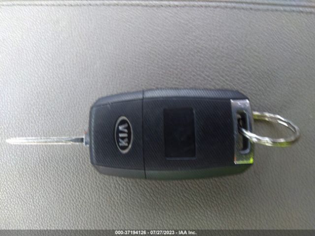 KNDMB5C1XH6221689 KIA SEDONA LX