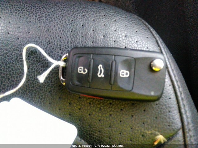 1VWBT7A33GC069482 Volkswagen Passat 1.8t Se