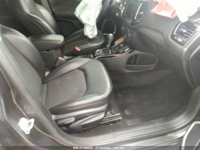 3C4NJDBB1KT674737 Jeep Compass Altitude