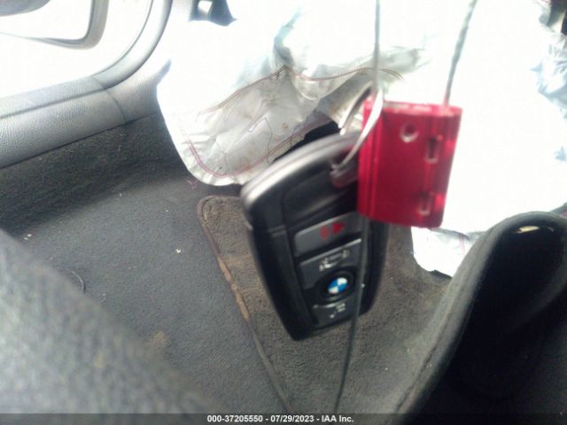 WBA8E1G33HNU17330 BMW 3 Series 320i
