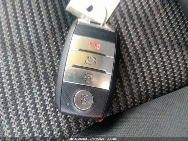 KNDCB3LC7J5200733 KIA NIRO LX